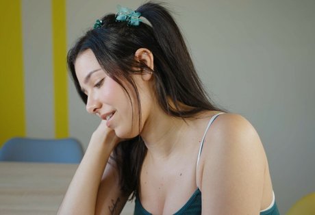 ASMR Glow top pornostar bild