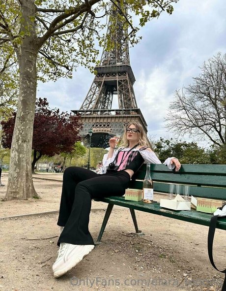 elara moonq schauspielerin nacktheit bild