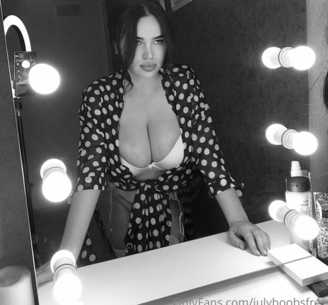 julyboobsfree nackte pornostar foto