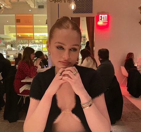 Madelaine Petsch xxx pornostar galerie