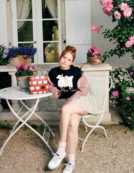 Madelaine Petsch hd heiße bilder