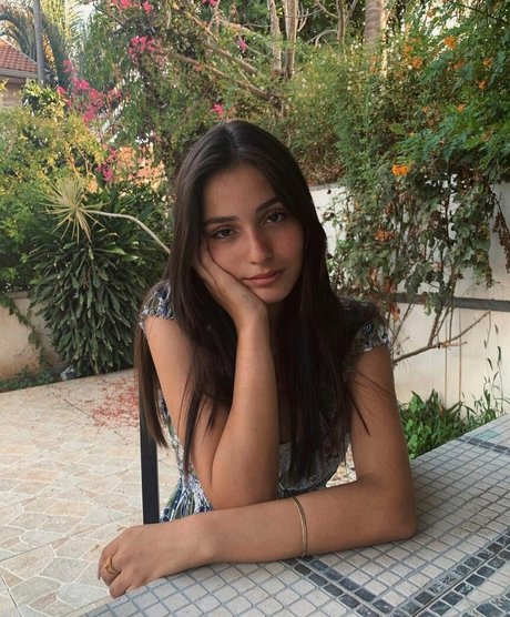 Aviya Danino sexy top bild