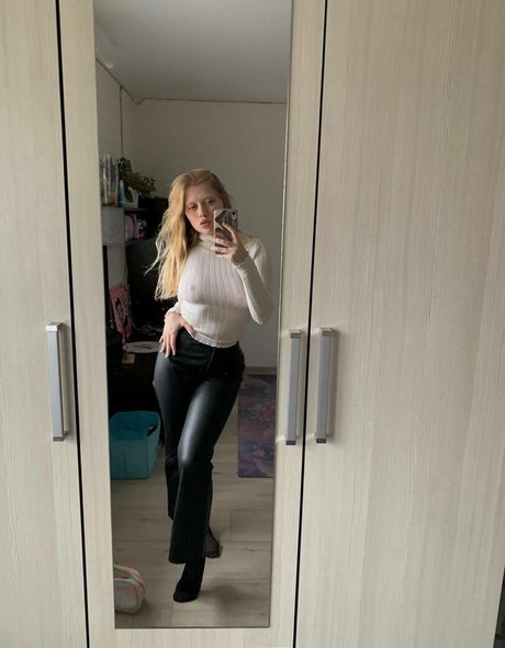 YuStef model kunst bild