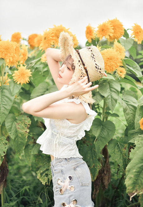 eeelyeee model heiße fotos