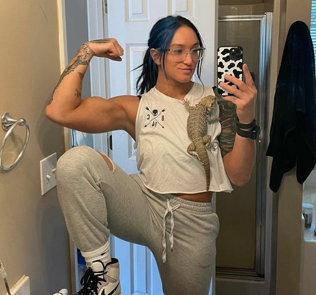 Kris Statlander erwachsene nackt foto