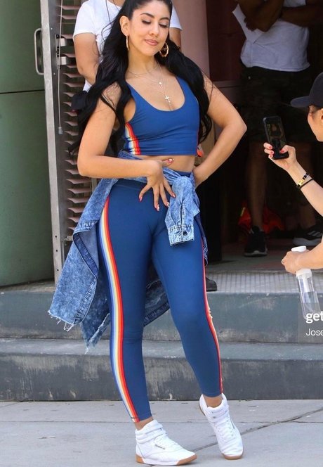 Stephanie Beatriz schöne nette galerien