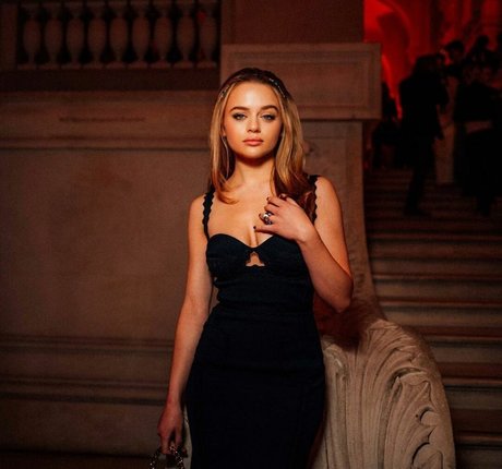 Joey King exklusive kunst galerien