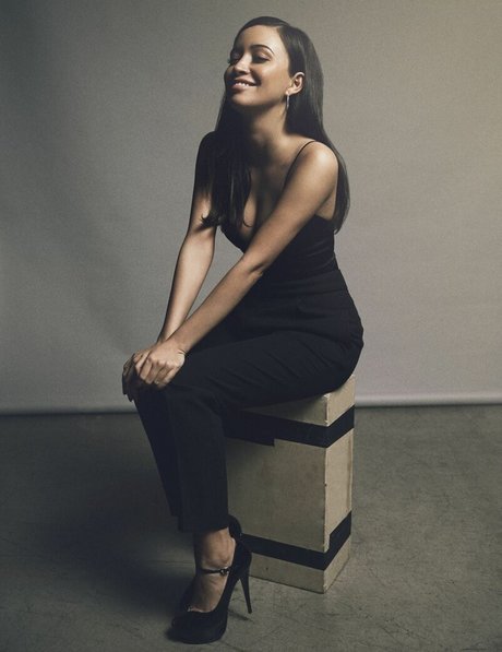 Christian Serratos top porno galerien