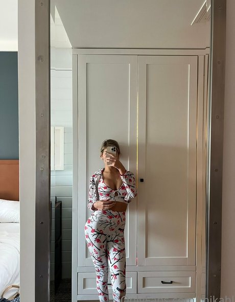 mikahl erwachsene akt bild