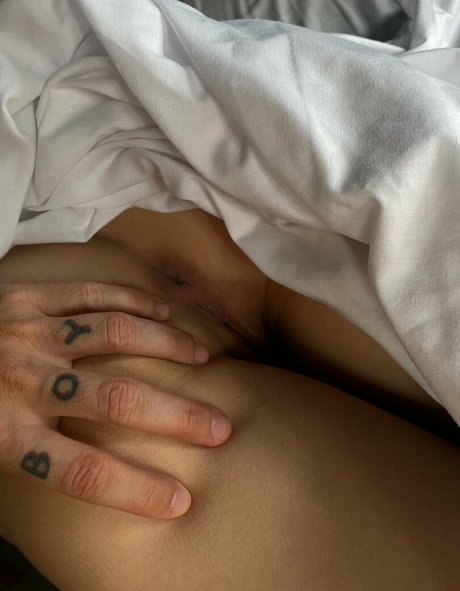 rothaarige dünne onlyfans freie nackten bild