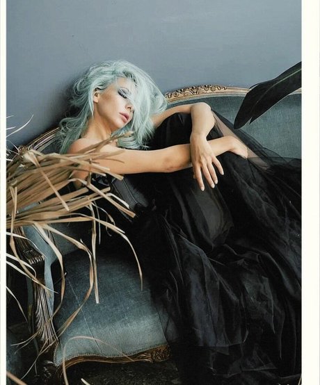 Ai Mori nackt akt bild