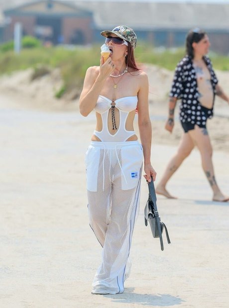 Julia Fox sexy top bilder