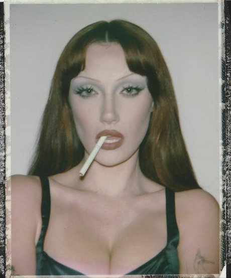 Olivia OBrien kunst exklusive foto