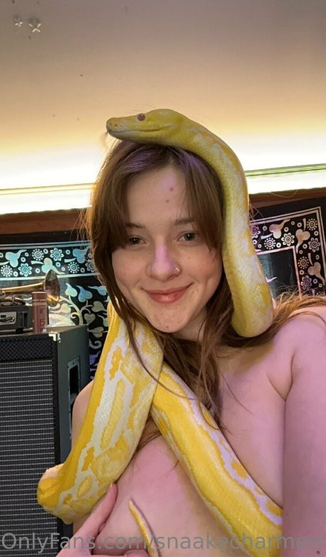 snaakecharmerr exklusive top foto