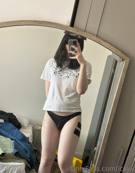 ickyy model nackte foto