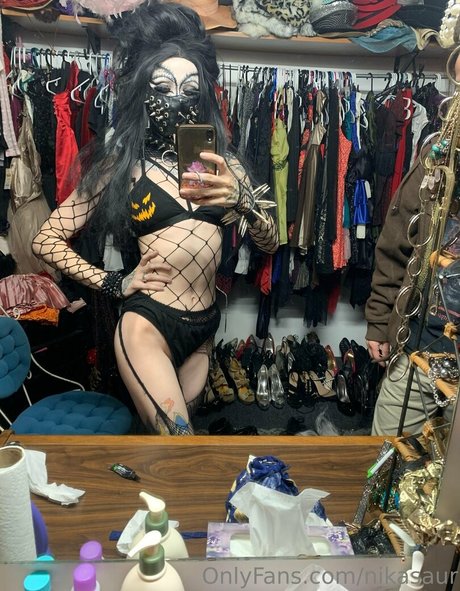 nikasaur freie akt bild