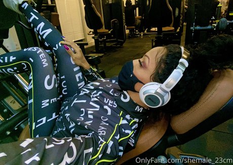 shemale 23cm nackt pornografische foto