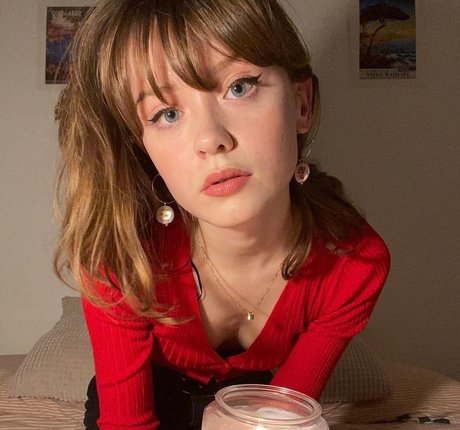 Maisie Peters model nacktheit fotos