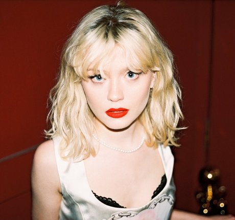 Maisie Peters freie nackte archiv