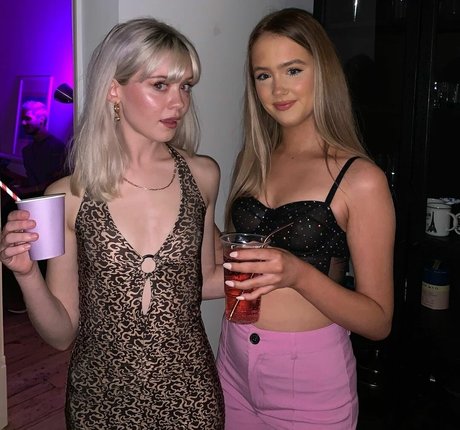 Maisie Peters sexy erotische bilder