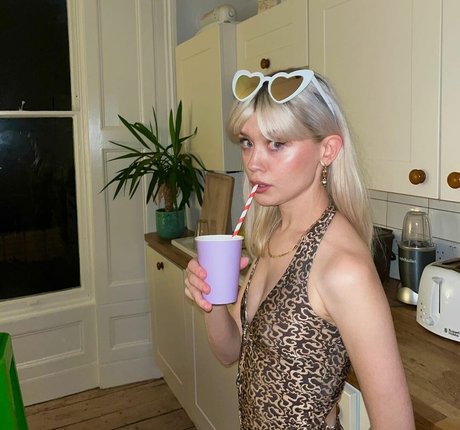 Maisie Peters porno schöne bilder