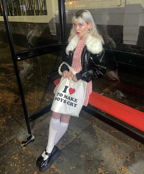 Maisie Peters erotische porno bild