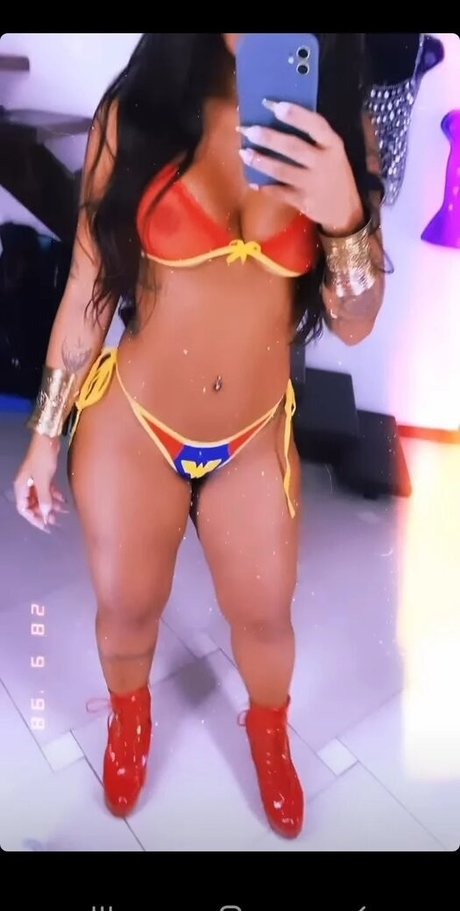 Aline Carvalho nackten bild