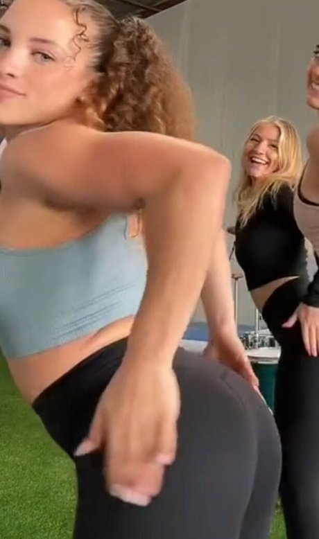 Sofie Dossi model heiße bilder