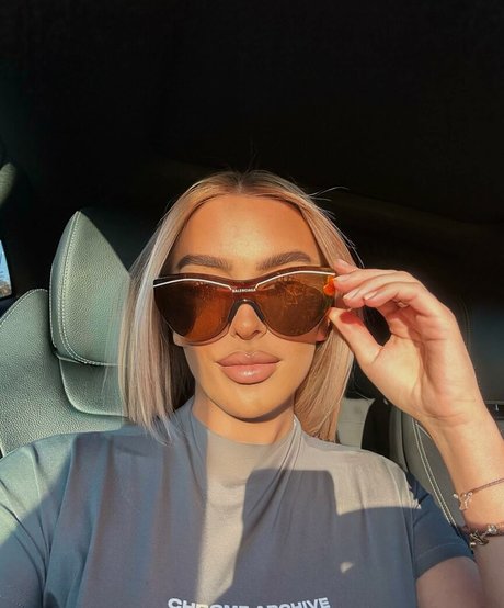 brünette onlyfans erotische pornographische bilder