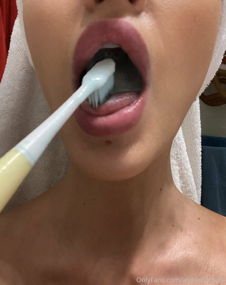 Alyssa Barbara freie porno bild