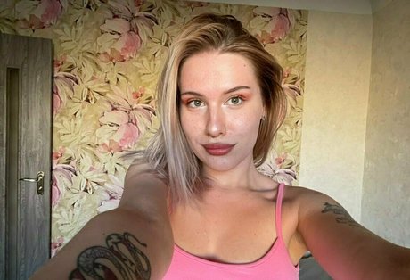 tati blonde erotische heiße bild