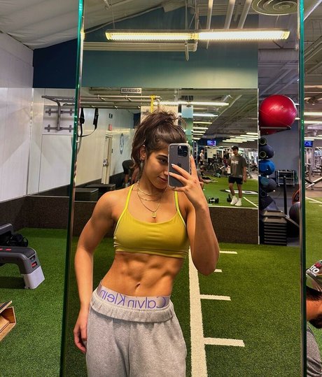 Sara Saffari hd nackt galerie