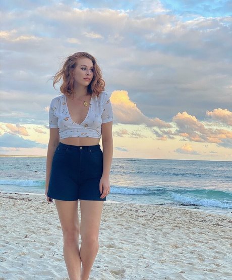 Charlotte Dobre perfekte akt bild