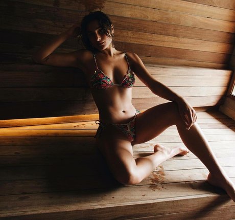 Sasha Meneghel nackte galerie