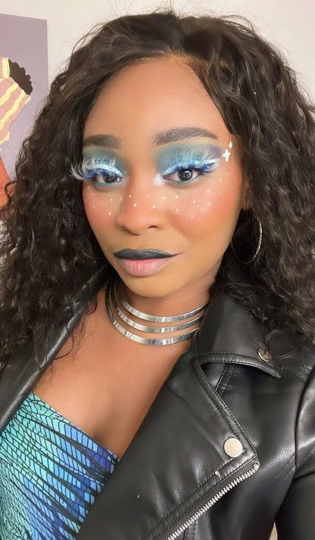 DefinedByKy schauspielerin perfekte fotos