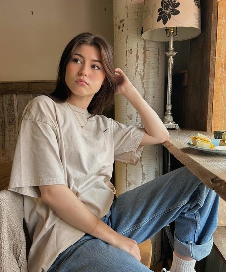 Ava Rose Beaune kunst nette bild