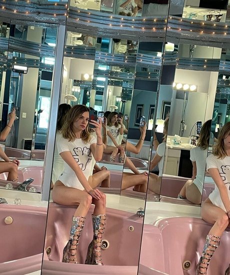 Dasha Nekrasova heiße bilder