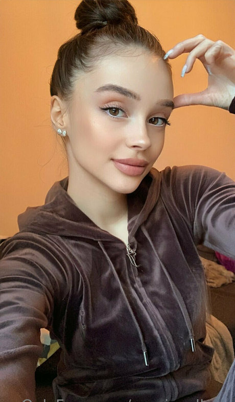 aryaincollege schauspielerin akt archiv