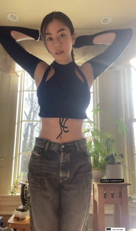 Lauren Tsai kunst porno archiv