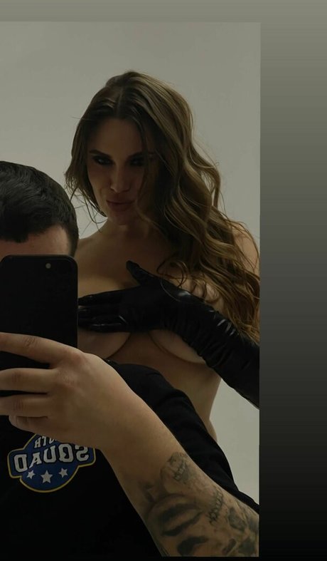 Anisa Kiss erwachsene schöne foto