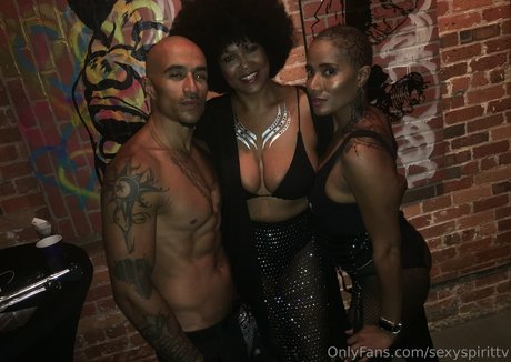 sexyspirittv schauspielerin hübsche bilder