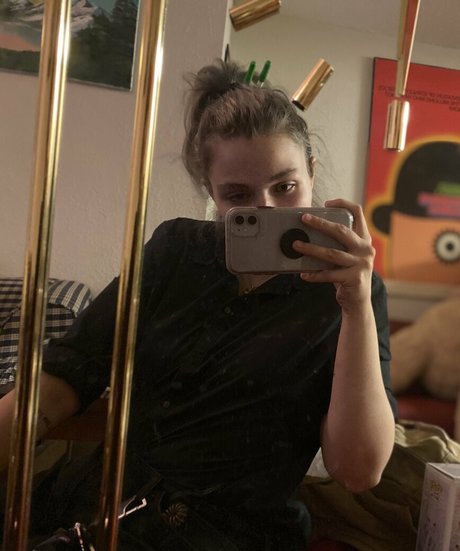 hereliesviolet schauspielerin heiße bild