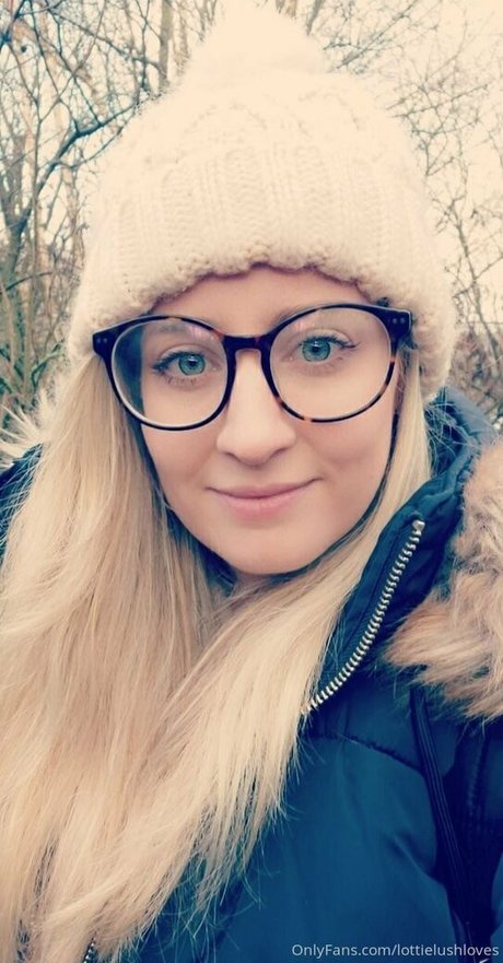 lottielushloves nackt akt archiv