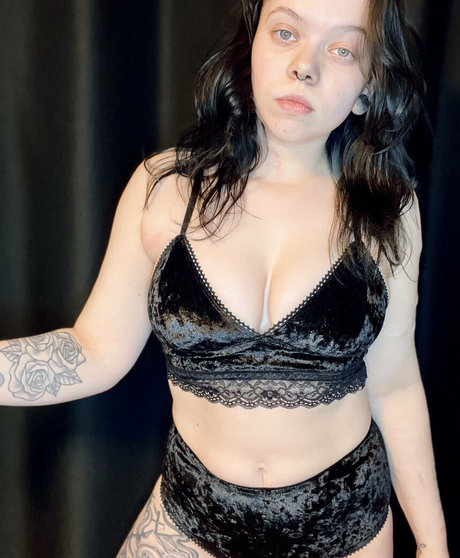 smokewitch13 nackt perfekte bild