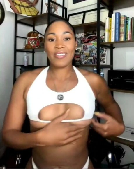 Ariane Andrew model nacktheit bild