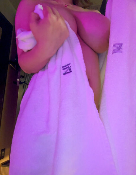 Mugi Mugi pornostar heiße foto