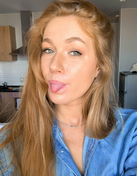 batty red hair sexy perfekte galerie