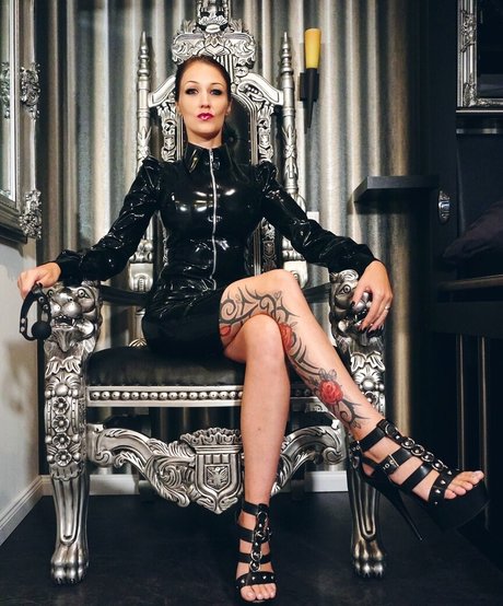 MeliDeluxe model nackt bild