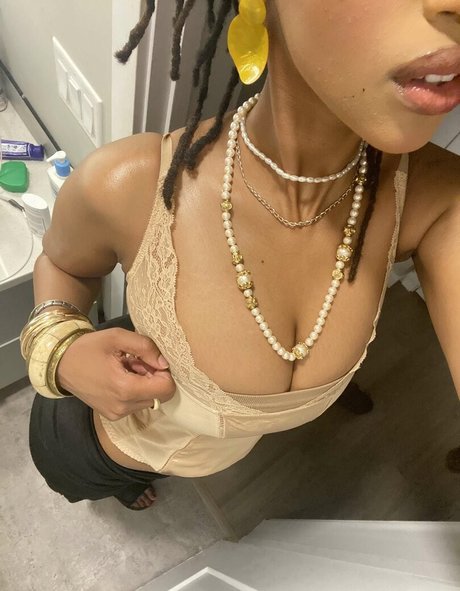 Solaya Ismail kostenlose sexy bild