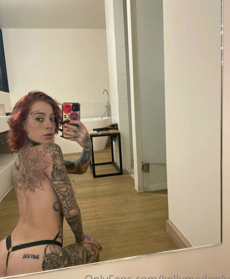 Kelly Medanie hübsche nette archiv